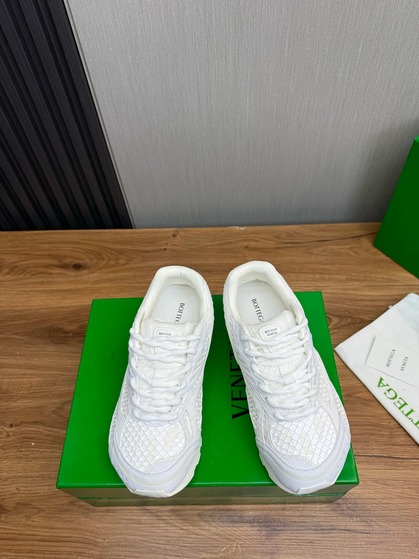 Men's men's shoes 💰620💰 BV top version 𝘽𝙊𝙏𝙏𝙀𝙂𝘼 𝙑𝙀𝙉𝙀𝙏𝘼 Orbit sneakers Wang Yibo same style couple style dad shoes 🩷💚 Runner sneakers, made of lightweight technical mesh fabric. Features a geometric patterned rubber outsole. Pay attention to the package craftsmanship ❕ High version shipping ❗️ Very nice, durable to play with and durable to make ✔️ Standard version 💯💯 The outsole is made of color-blocked TPU outsole. Women’s model 35-41 (40 41 customized) Men’s model 39-46 (45.46 customized) Equipped with original packaging